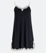 Camisón negro corto de viscolycra con tirantes finos regulables y detalles de encaje blanco en el escote y el ruedo.