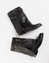 Bota de cuero vacuno color negro, con caña media, taco de madera bajo y cierre lateral.