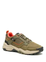 Calzado de trekking Caterpillar modelo Grapple Leather, color verde militar con detalles en naranja y suela beige. Confeccionado en cuero y gamuza, con cordones y suela de goma resistente.