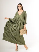 Vestido largo de satén italiano color verde militar, con escote en V profundo, corte oversized de caída amplia y fluida, y mangas tres cuartos con detalles de volados en los puños.