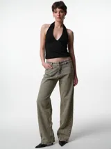 Top negro con escote halter, confeccionado en tejido elastizado con pequeños apliques brillantes distribuidos por toda la prenda.