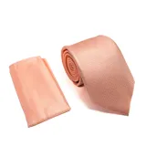 Conjunto de corbata y pañuelo de bolsillo en color salmón con textura geométrica de pequeños cuadrados.