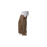 Pantalón de jogging Eme Studios Chali Forest color marrón, de corte recto y holgado. Cuenta con cintura elástica con cordón de ajuste, bolsillos laterales con cierre y líneas reflectivas o blancas a lo largo de las piernas. Presenta el logo de la marca estampado en la pierna derecha.