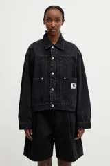 Chaqueta Carhartt modelo Belmar confeccionada en denim negro de alta densidad con sutil estampado de serpiente, cuello clásico, cierre frontal de botones metálicos, bolsillos frontales con solapa y etiqueta cuadrada con el logo de la marca.