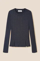 Sweater de punto fino en color negro, con diseño de canalé, cuello redondo y mangas largas. Presenta un corte ajustado con aberturas laterales en el ruedo y está decorado con pequeñas cuentas doradas en la parte frontal.