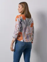 Blusa azul marino de gasa con escote en V y mangas largas con puño. Marca Sioni.