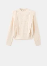 Sweater de punto color crudo, con cuello redondo y volados aplicados en los hombros.