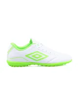 Championes de fútbol Umbro modelo Classico III TF, diseñados para césped sintético. Presentan un diseño en color blanco con detalles en verde neón en el logo lateral, interior y suela.