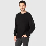 Sweater negro de cuello redondo con textura tejida en el frente y mangas lisas. Presenta un bolsillo con cierre en la manga izquierda, estilo cargo.