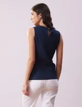 Blusa calada azul, sin mangas, con escote redondo y detalle de crochet.