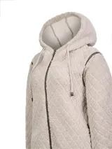 Campera con capucha de tejido tipo polar con diseño acolchado en rombos. Presenta cierre frontal, cordones ajustables en la capucha y detalles en cuero en las costuras, puños y bolsillos.