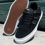 Championes de skate Emerica modelo Tilt G6 Vulc, color gris con detalles en marrón y suela blanca. Presentan diseño de paneles perforados, refuerzos en gamuza y suela vulcanizada.