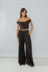 Top negro con escote bardot, diseño ajustado al cuerpo y corte crop.