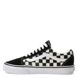 Championes Vans modelo Old Skool, con diseño clásico de tablero de ajedrez en blanco y negro, puntera y talón de gamuza negra, y la icónica banda lateral blanca.