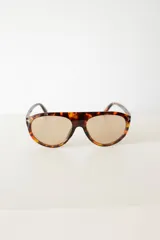 Lentes de sol con armazón de diseño aviador en estampado carey y cristales oscuros con protección UV400.