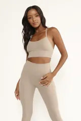 Top deportivo color beige con tirantes finos y almohadillas removibles.