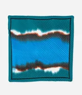 Pañuelo cuadrado de satén plisado con estampa abstracta en tonos celeste y azul. Accesorio de origen sostenible.