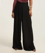 Pantalón pantalona negro confeccionado en chiffon con trabillas en la cintura y pliegues en la parte del frente.