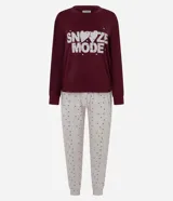 Pijama largo compuesto por una blusa de manga larga en color bordó con estampado frontal de texto y un pantalón con cintura elástica y estampado de lunares.