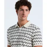 Polo de manga corta con estampado de rombos en contraste, cuello clásico y cierre frontal de botones.