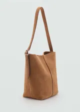 Bolso tipo bucket de cuero vacuno color marrón, con diseño minimalista, costura central vertical y asa ajustable para llevar al hombro.