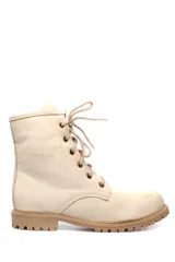 Borcego clásico de cuero liso color beige, con cordones y suela track.