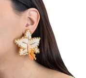 Aros colgantes con forma de orquídea, hechos a mano con mostacillas blancas, doradas y coral.