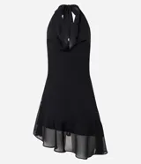 Vestido corto negro de tejido liviano, con escote halter que forma un drapeado (escote degagê) en el busto y ruedo asimétrico con volados.