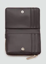 Billetera pequeña tipo tarjetero de color marrón oscuro, con textura tweed, cierre de cremallera superior, solapa con botón a presión y detalles metálicos dorados con el logo de la marca.