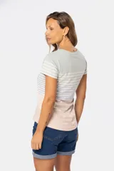 Remera de manga corta con cuello redondo y botones personalizados. Diseño a rayas horizontales en azul, blanco y rosa.