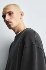 Sudadera de cuello redondo y manga larga con corte relajado. Presenta un acabado con efecto lavado y detalles en rib en puños y ruedo.