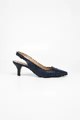 Zapatos slingback de cuero color plateado, con taco fino bajo de 6 cm, punta fina y tira ajustable en el talón.