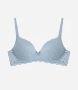 Soutien femenino modelo base, con relleno hueco, confeccionado en encaje rústico. Posee tirantes finos ajustables y un pequeño lazo con medalla aplicada en el centro del busto.