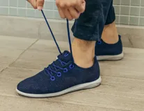 Zapatilla de diseño minimalista confeccionada en lana merino, con cordones al tono y suela de EVA. Presenta un estilo atemporal y versátil, ideal para uso diario.