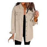 Campera tipo sobrecamisa de jean en color naranja, con corte oversize, cuello italiano, cierre frontal con botones metálicos y ruedo deshilachado. Cuenta con bolsillos frontales con solapa y mangas largas.