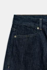 Bermuda de denim azul oscuro de tiro medio y corte recto, perteneciente a la ZARA Woman Collection. Cuenta con diseño de cinco bolsillos, trabillas para cinto y cierre frontal con cremallera y botón metálico.