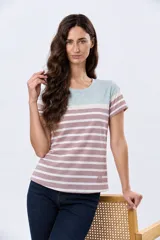 Remera de manga corta con diseño de rayas horizontales en tonos rosados y blancos, y panel superior en color celeste. Cuenta con cuello redondo y corte clásico.