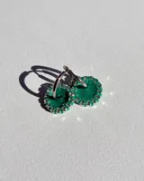 Par de aros de resina azul con borde de strass y arito de acero quirúrgico.