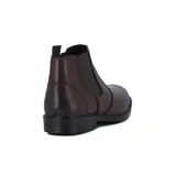 Bota marrón oscuro de cuero para hombre, con elástico lateral y suela de goma.