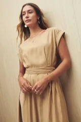 Vestido midi color beige con cuello bote y mangas cortas. Incluye cinturón de la misma tela.