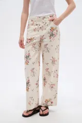 Pantalón jean de tiro alto con estampado floral y corte recto.