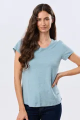Remera básica de algodón color negro, con cuello redondo y mangas cortas de corte clásico.