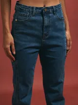 Pantalón de jean celeste de corte recto con aberturas en el ruedo.