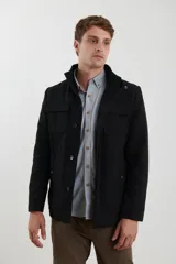 Sobretodo de paño casual color negro, con abotonadura frontal, bolsillos frontales con solapa, cuello alto y detalles de presillas en los hombros.