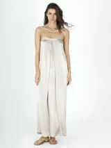 Vestido largo de raso color visón, con breteles finos y escote recto.