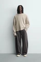 Sudadera de corte boxy fit confeccionada en tejido de mezcla de algodón, con cuello redondo y mangas largas. Presenta un diseño minimalista con texto estampado a contraste en el pecho y efecto lavado.