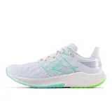Championes de running New Balance FuelCell Propel v3, color blanco con detalles en verde agua y verde flúor.