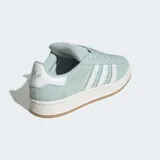 Championes urbanos Adidas Campus 00s de color verde menta con detalles en blanco. Presentan una parte superior de cuero, las clásicas tres tiras laterales dentadas, cordones anchos y suela de goma blanca con base color caramelo.