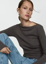 Camiseta Lilobar de tejido de punto acanalado, color gris, con diseño recto, manga larga y escote bote.