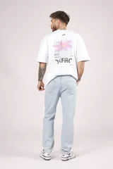 Pantalón de jean celeste de corte recto.